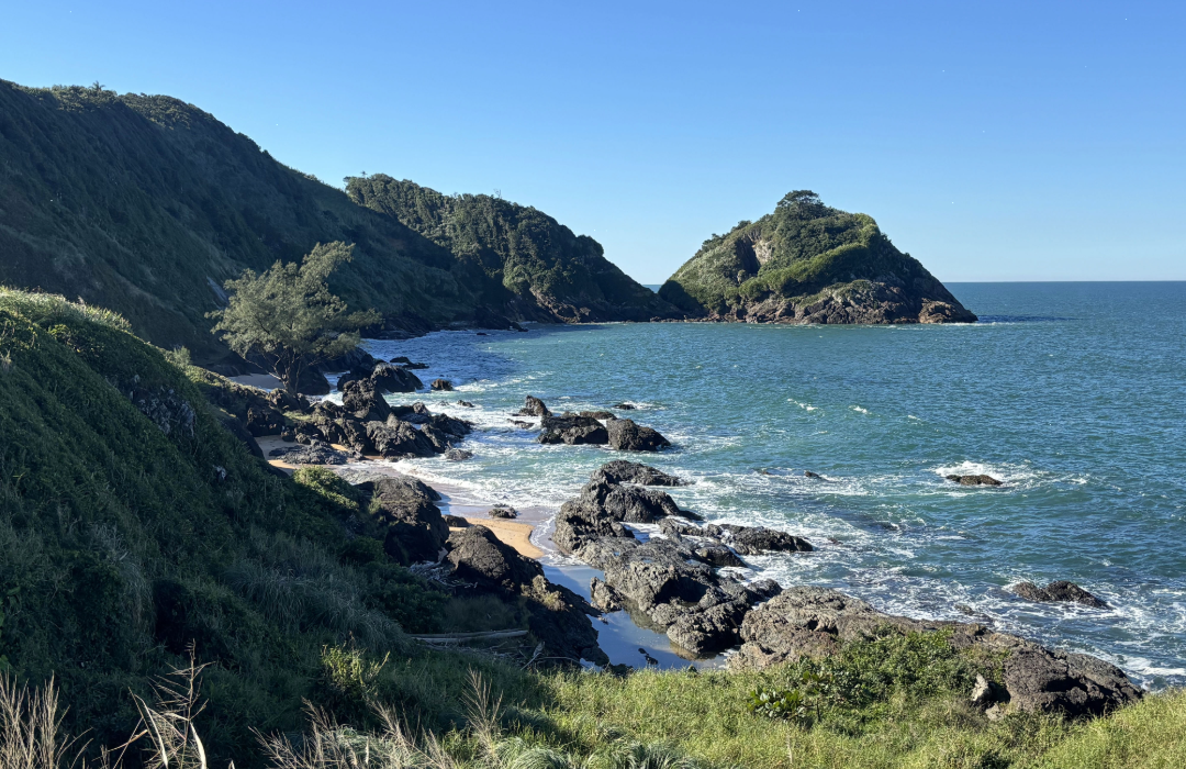 Litoral com águas turquesa e encostas verdes